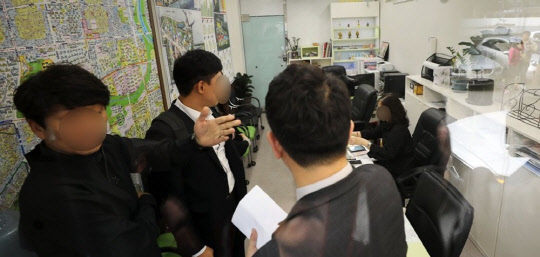 국토부, 서울시 등 지자체의 부동산시장 합동 현장점검반이 작년 10월 18일 오후 서울 강남구 대치동 인근 부동산 밀집 상가의 한 중개사무소에서 부동산 실거래 조사를 하고 있다.<연합뉴스>